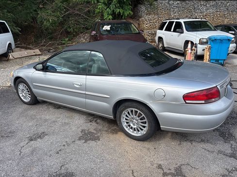 Used 2005 Chrysler Sebring Touring FWD image 1