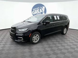 Used 2025 Chrysler Pacifica Select video 1