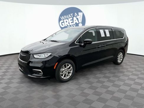 Used 2025 Chrysler Pacifica Select image 1