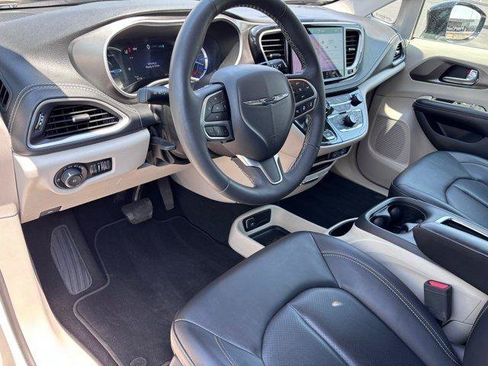 Used 2024 Chrysler Pacifica Limited FWD image 14
