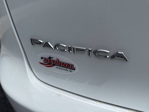 Used 2024 Chrysler Pacifica Touring-L FWD image 28