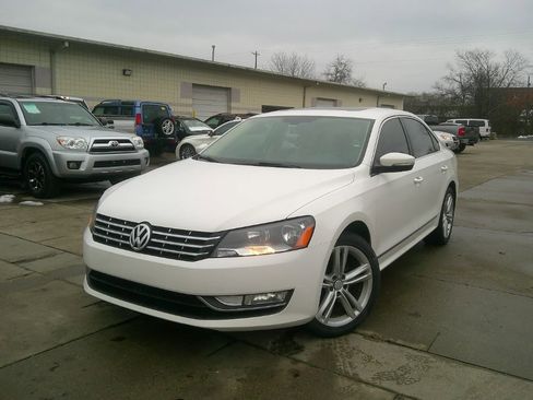 Used 2013 Volkswagen Passat TDI SE image 1
