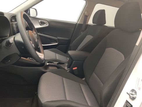 Used 2025 Kia Soul S FWD image 17