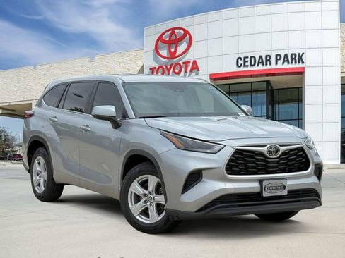 Used 2023 Toyota Highlander L FWD image 1