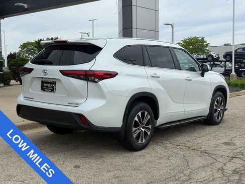 Used 2023 Toyota Highlander XLE AWD/4WD image 2