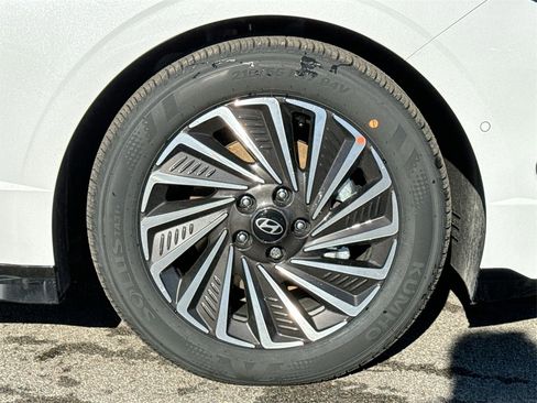 New 2025 Hyundai Sonata Limited image 9