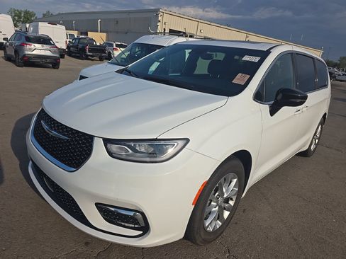 Used 2026 Chrysler Pacifica Limited FWD image 3
