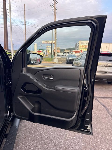 Certified 2023 Nissan Frontier SV w/ Midnight Edition Package AWD/4WD image 17
