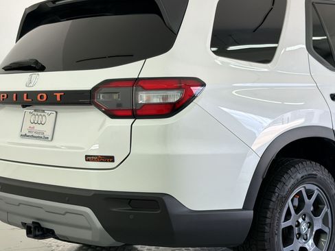 Used 2025 Honda Pilot TrailSport image 28