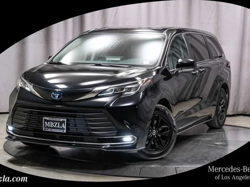 Used 2023 Toyota Sienna XLE FWD image 1