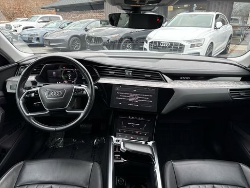 Used 2022 Audi e-tron Premium w/ Convenience Plus Package image 35