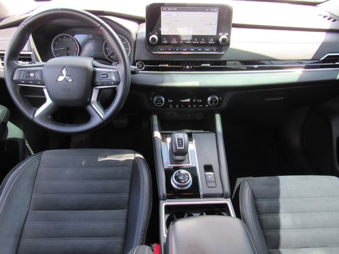 Used 2022 Mitsubishi Outlander SE image 13