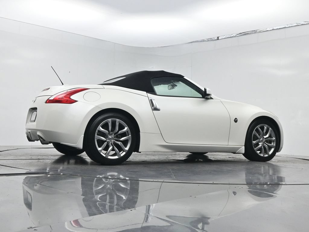 Used 2010 Nissan 370Z Touring RWD image 19