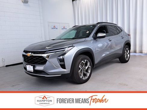 Used 2025 Chevrolet Trax LT w/ LT Convenience Package FWD image 1