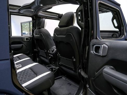 Used 2025 Jeep Wrangler Unlimited Rubicon w/ Technology Group image 58