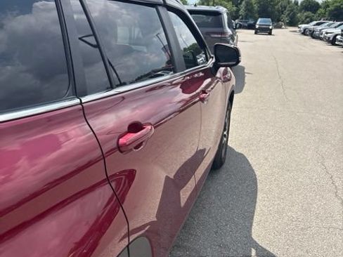 Used 2023 Toyota Highlander XLE AWD/4WD image 13
