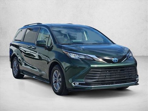 Used 2022 Toyota Sienna XLE image 3