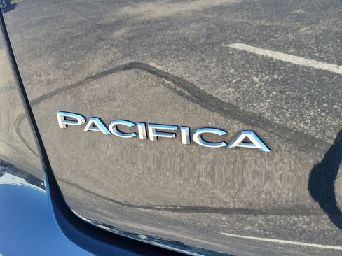Used 2023 Chrysler Pacifica Limited FWD image 9