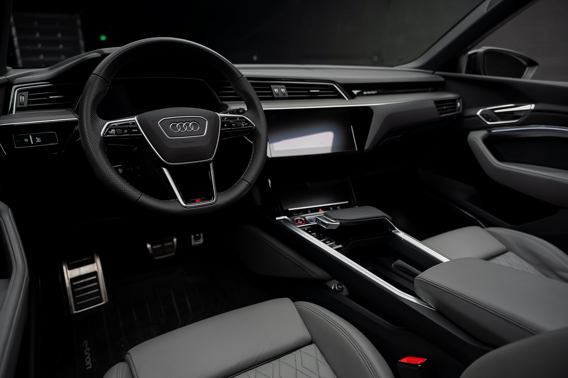 Used 2024 Audi SQ8 e-tron Premium Plus AWD/4WD image 2