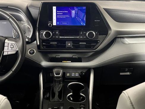 Certified 2025 Toyota Highlander XLE image 16