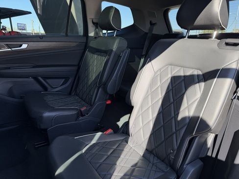 Used 2024 Volkswagen Atlas SEL Premium R-Line image 37