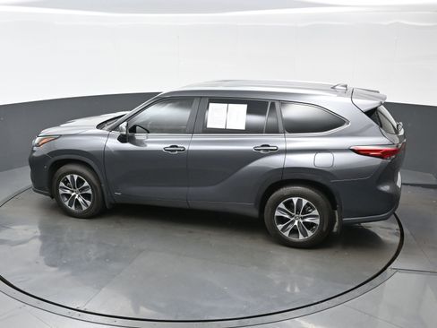 Used 2023 Toyota Highlander XLE AWD/4WD image 38