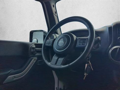 Used 2015 Jeep Wrangler Unlimited Rubicon w/ Connectivity Group AWD/4WD image 29