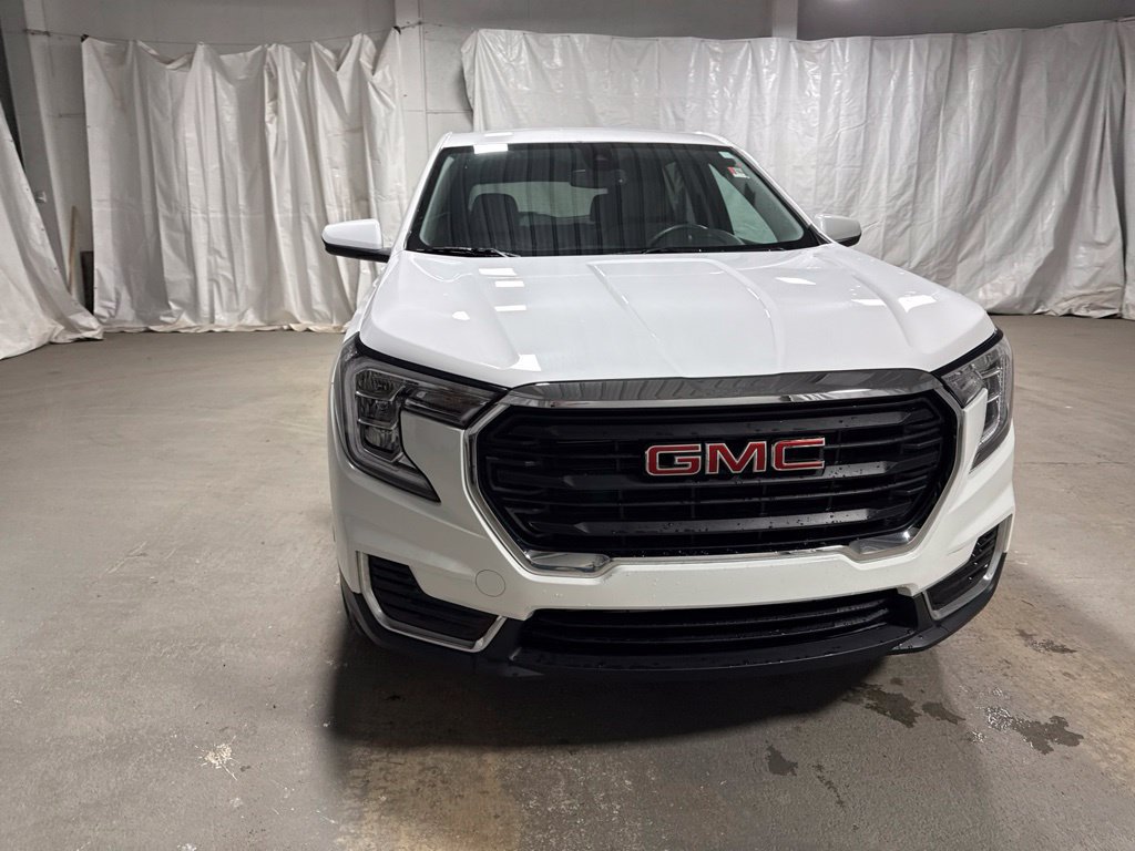 Used 2024 GMC Terrain SLE FWD image 2