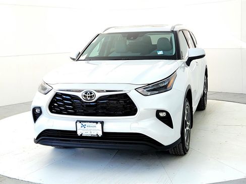 New 2026 Toyota Highlander XLE image 2