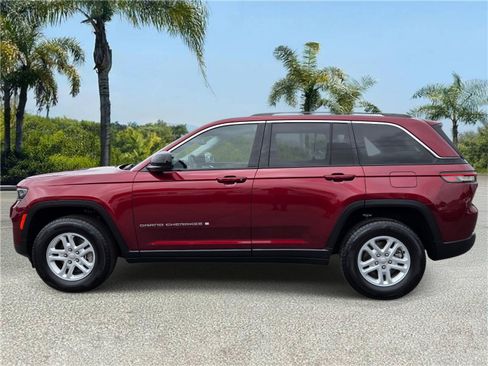 Used 2023 Jeep Grand Cherokee Laredo RWD image 2