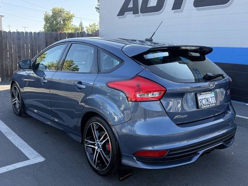 Used 2018 Ford Focus ST w/ Equipment Group 401A FWD image 4