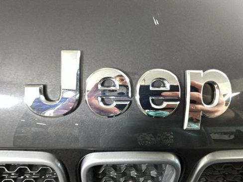 Used 2023 Jeep Renegade Latitude AWD/4WD image 8