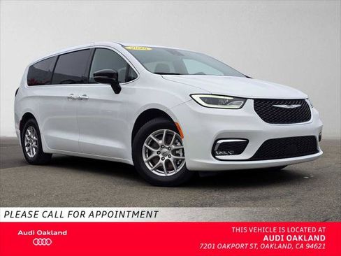 Used 2025 Chrysler Pacifica Select FWD image 1