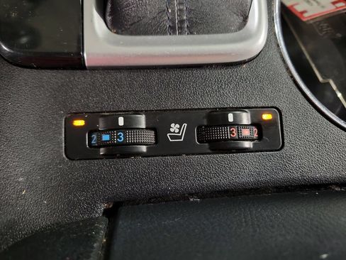 Used 2019 Toyota Highlander Limited Platinum AWD/4WD image 16