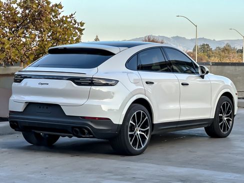 Used 2023 Porsche Cayenne Platinum Edition image 8