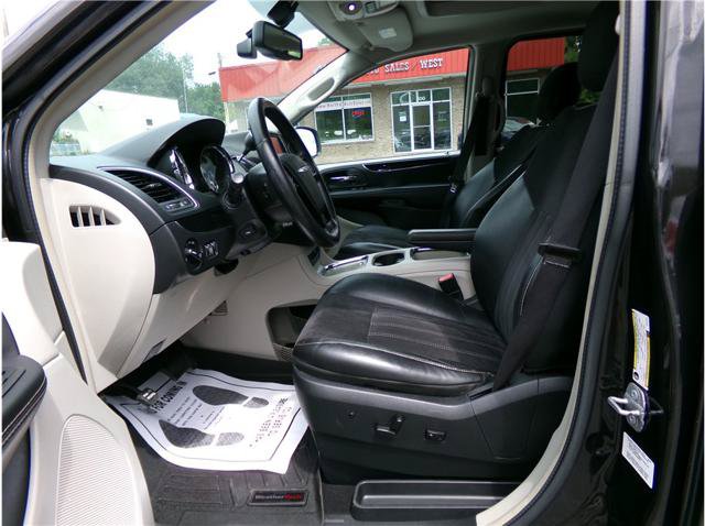 Used 2014 Chrysler Town & Country Touring-L FWD image 3