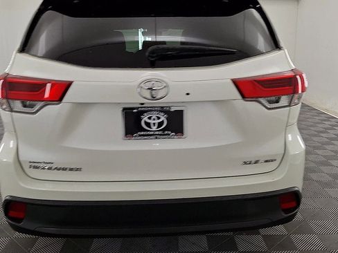 Used 2018 Toyota Highlander XLE AWD/4WD image 3