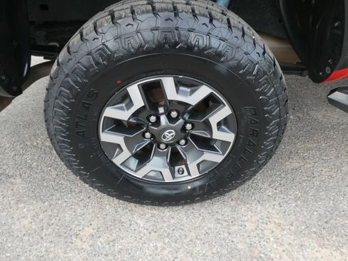Used 2017 Toyota Tacoma TRD Off-Road w/ Tow Package (A/T) AWD/4WD image 32