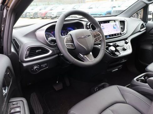 New 2026 Chrysler Pacifica Select FWD image 11