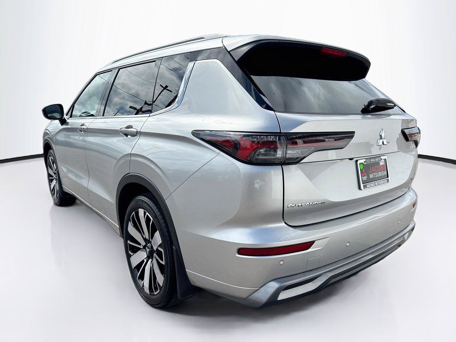 Used 2026 Mitsubishi Outlander SEL FWD image 3