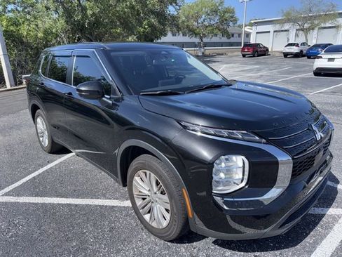 Used 2024 Mitsubishi Outlander ES FWD image 3
