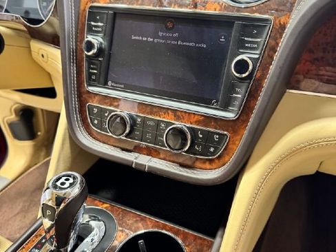 Used 2018 Bentley Bentayga AWD/4WD image 23