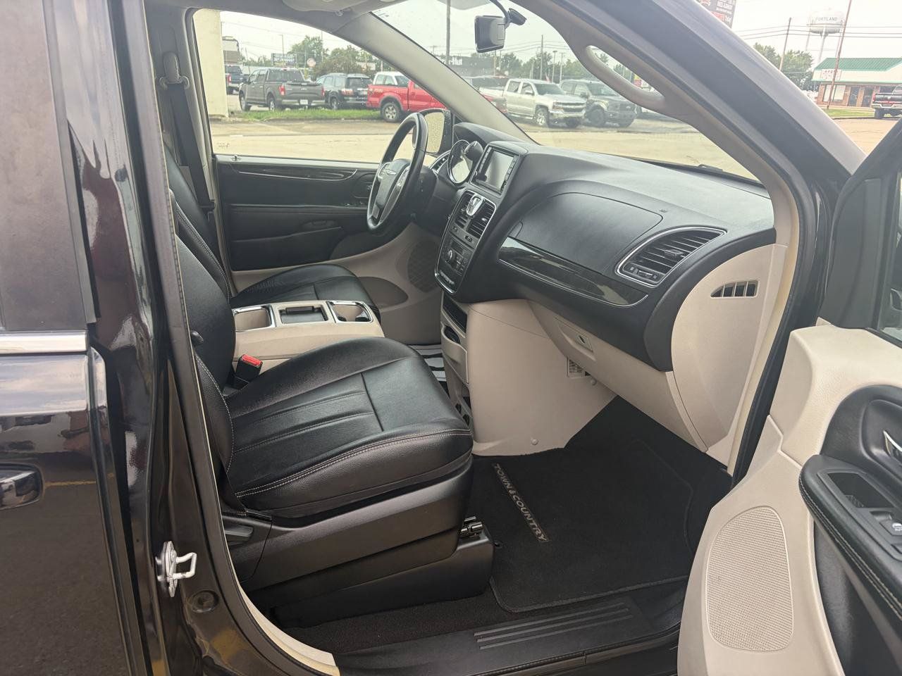 Used 2016 Chrysler Town & Country Touring FWD image 11
