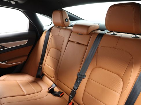 Used 2022 Jaguar XF R-Dynamic SE image 3