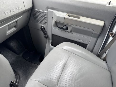 Used 2009 Ford E-350 and Econoline 350 Super Duty RWD image 17