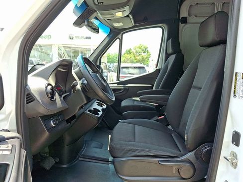Used 2025 Mercedes-Benz Sprinter 2500 image 14