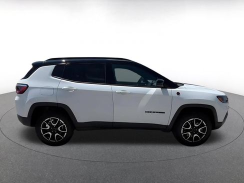 Used 2025 Jeep Compass Trailhawk AWD/4WD image 12