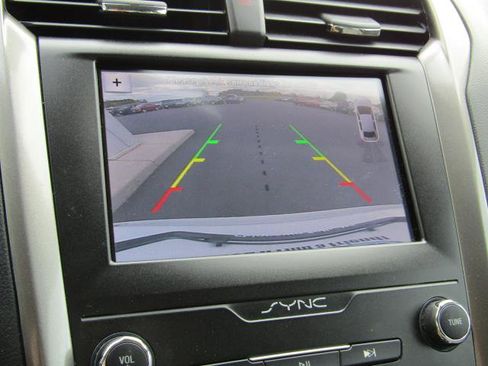 Used 2019 Ford Fusion SE FWD image 21