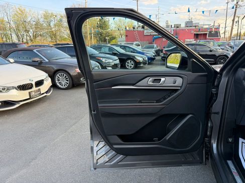 Used 2025 Ford Explorer ST-Line w/ ST-Line Street Pack image 18