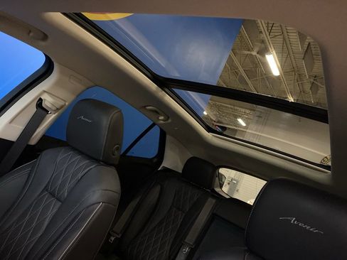 Used 2023 Buick Envision Avenir image 15